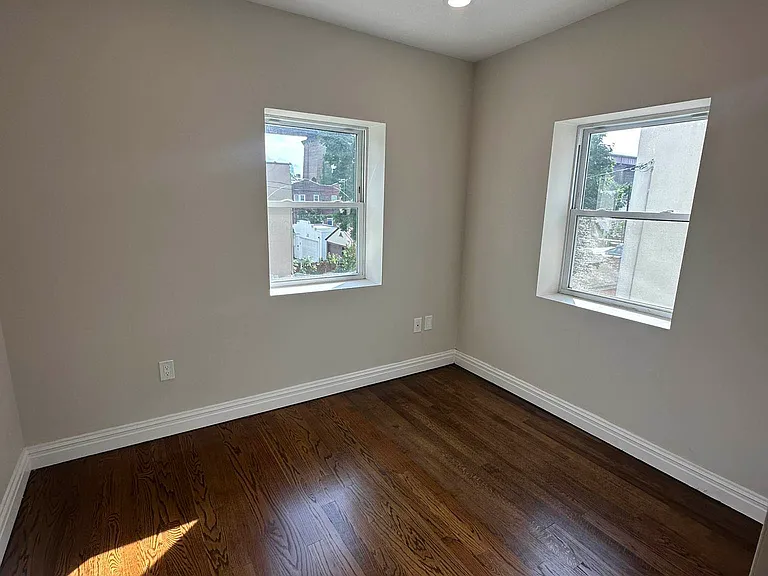 21-28 Ditmars Blvd #2B — Photo 4