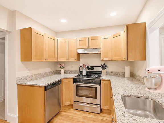 2nd image of 86 Egmont St #1