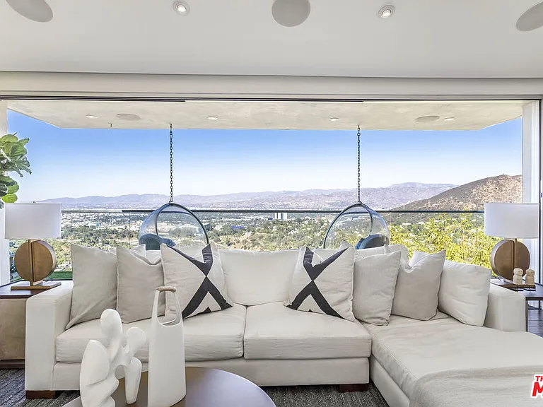7177 Pacific View Dr — Photo 2