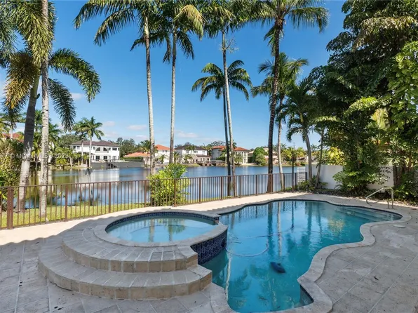 8125 NW 162nd St, Miami Lakes, FL 33016