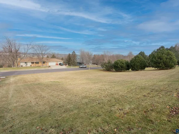 4508 S Yellowstone Ln, Sioux Falls, SD 57105