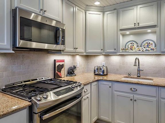 2nd image of 20 Hicks Cir