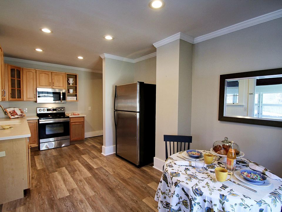 Brand new kitchen with dishwasher and stainless appliances!