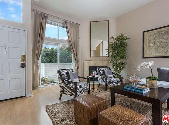4th image of 1924 S Barrington Ave APT 4