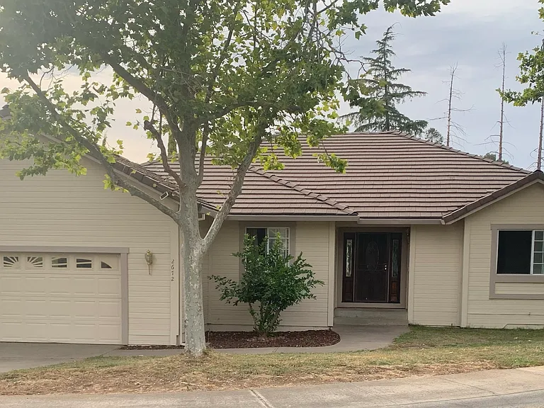 Lakewest Dr — Photo 1