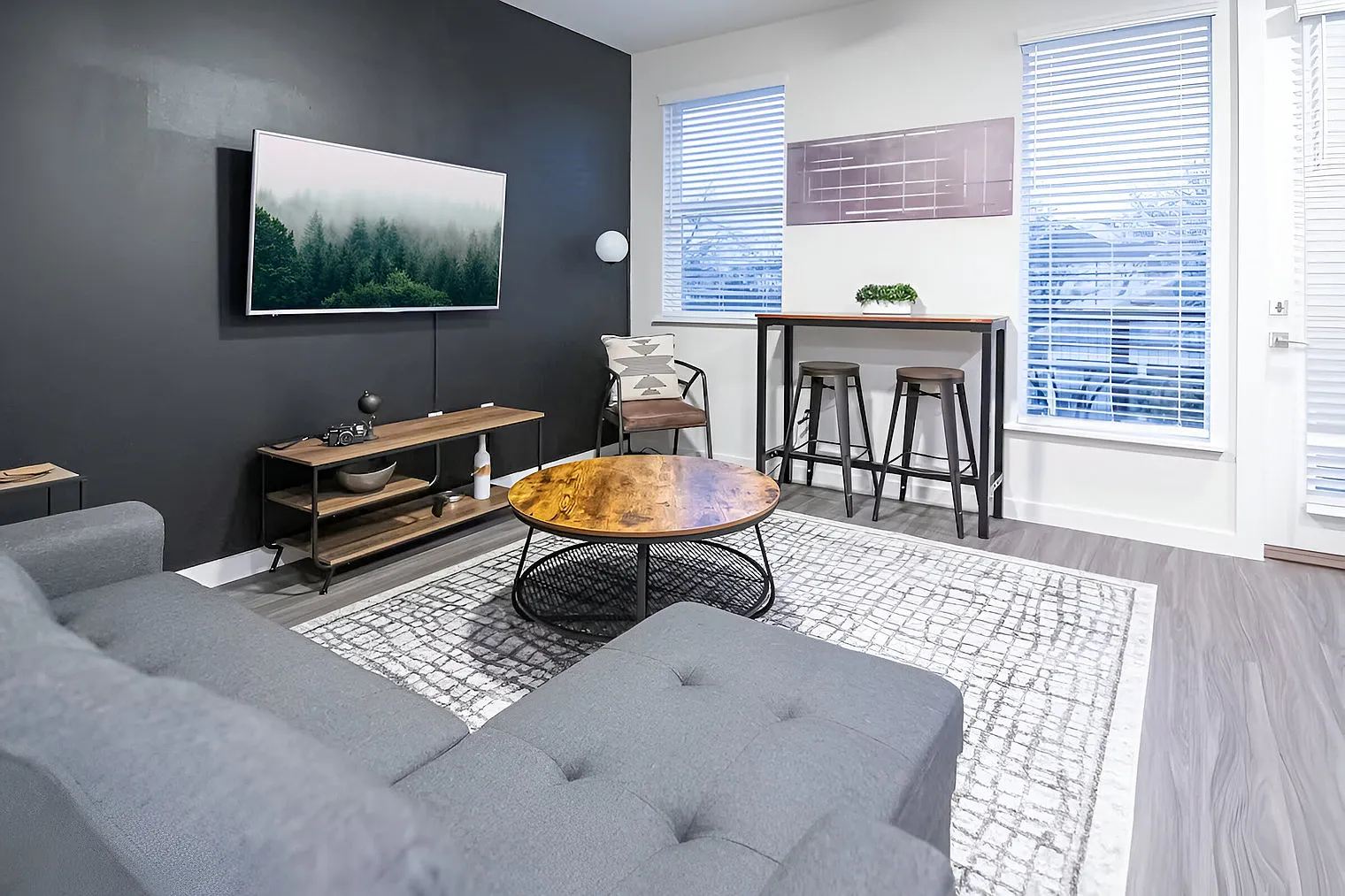 1 bed, 1.0 bath, 688 sqft, $1,813 — Photo 2