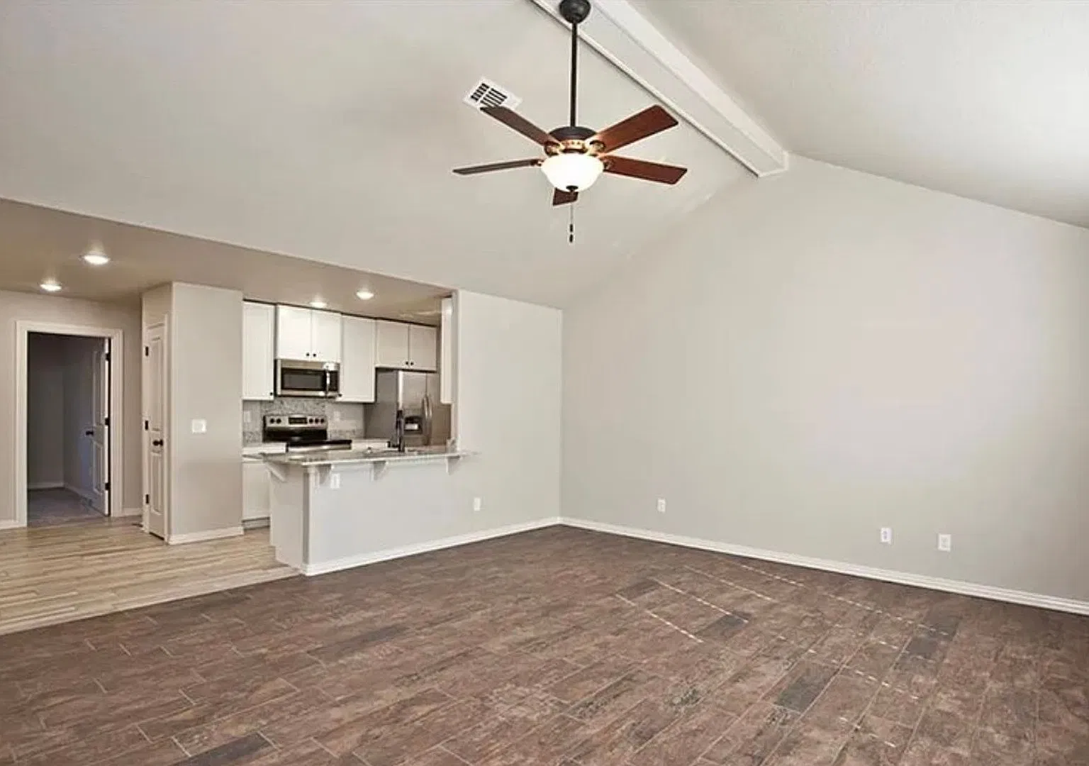 Must See 3bdrm 2.0 Bath Townhouse House — Photo 2