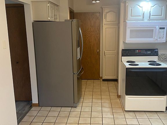3rd image of 1558 Robin Ln