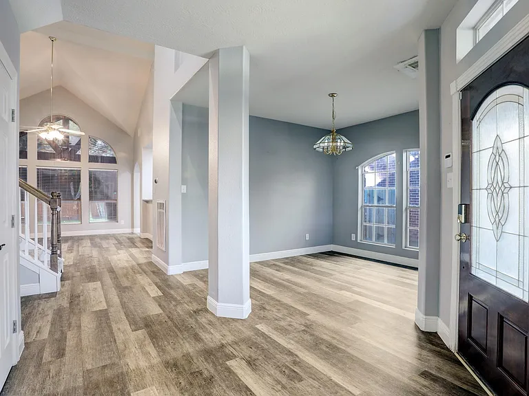 3808 Armand Dr — Photo 2