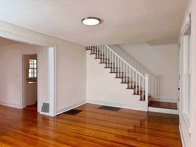 15 Washington Cir — Photo 3