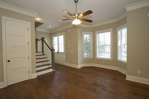 Luxury Townhome in the Heart of Downtown with Private Parking — Photo 4