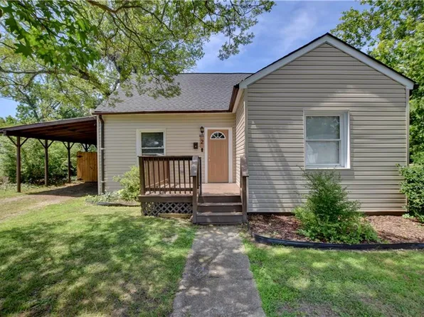 2 Clover St, Hampton, VA 23669