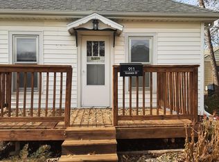 911 Summer St, Grinnell, IA 50112
