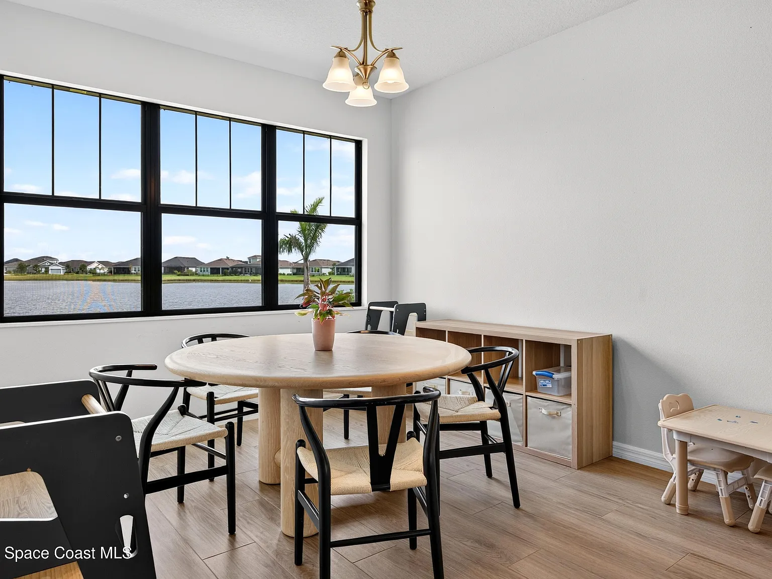 4 bed, 3.0 bath, 2357 sqft, $4,500 — Photo 3