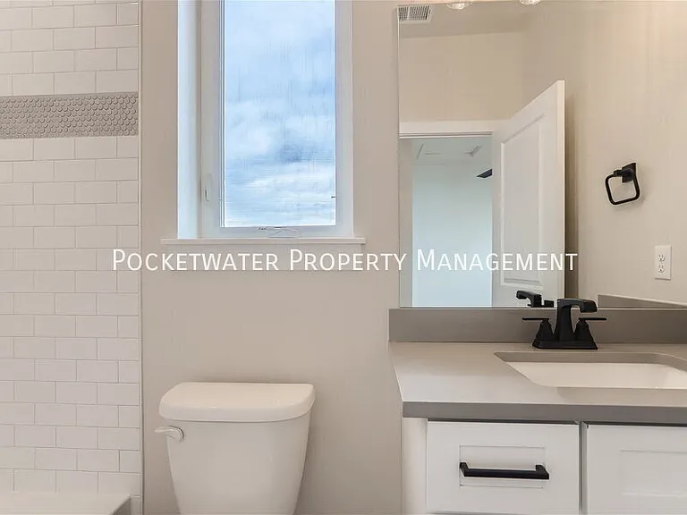 1343 Baker St — Photo 18