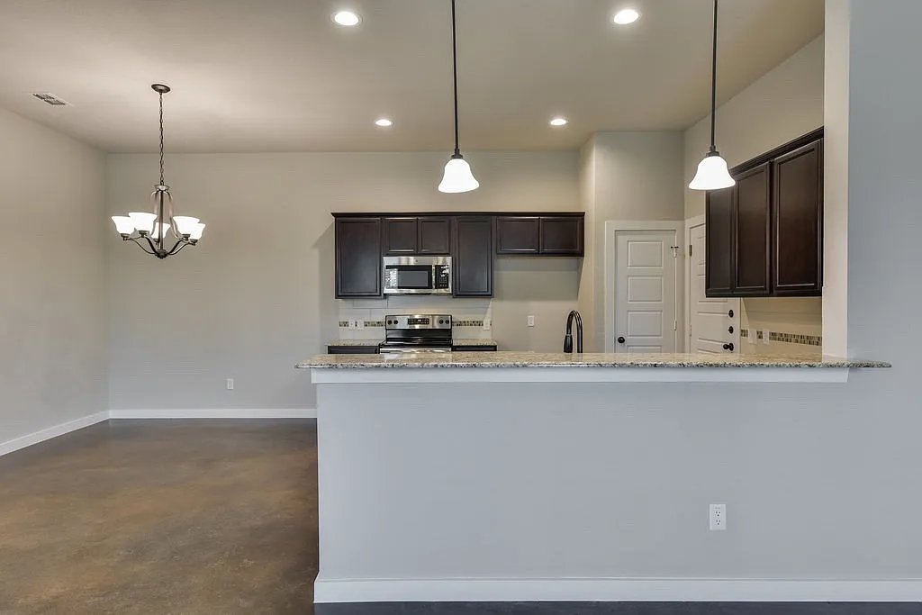 Luxury 3 Bedroom Duplex Located In Midlothian, Texas! — Photo 3