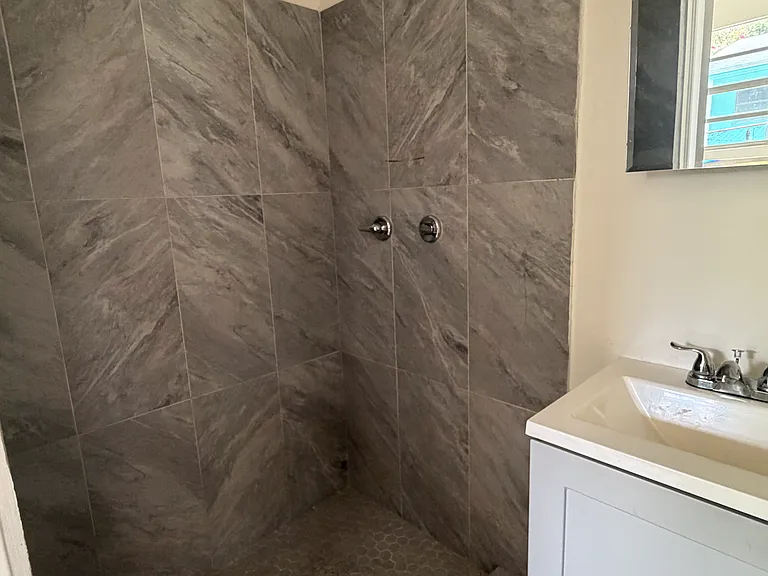 580 NE 34th St #4 — Photo 13