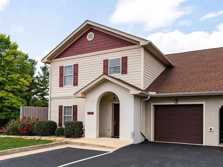 4-102 Rose Garden Ln — Photo 2