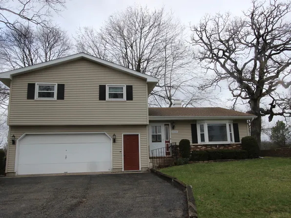 10215 Main St, Hebron, IL 60034