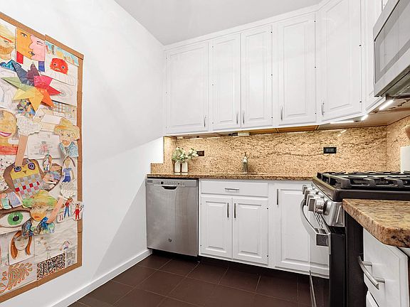 4th image of 118 E 60th St APT 19-G