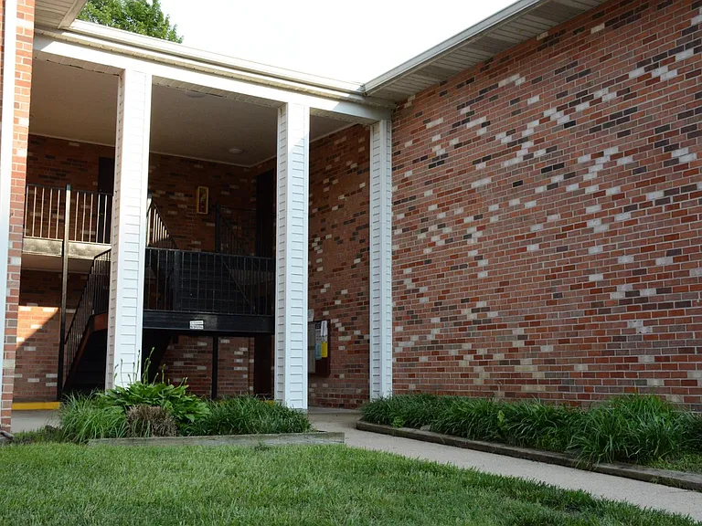 217 Victor Pkwy #F — Photo 3