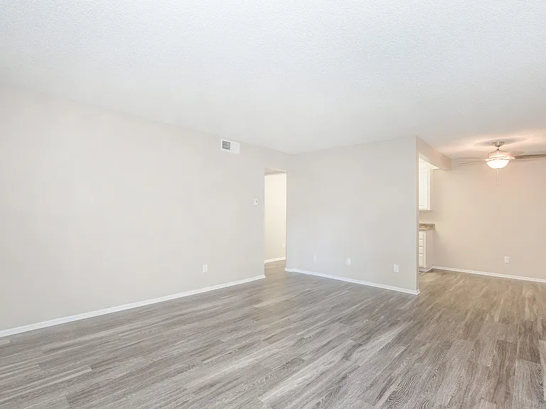 Huntington Highlander Apartment Homes — Photo 16