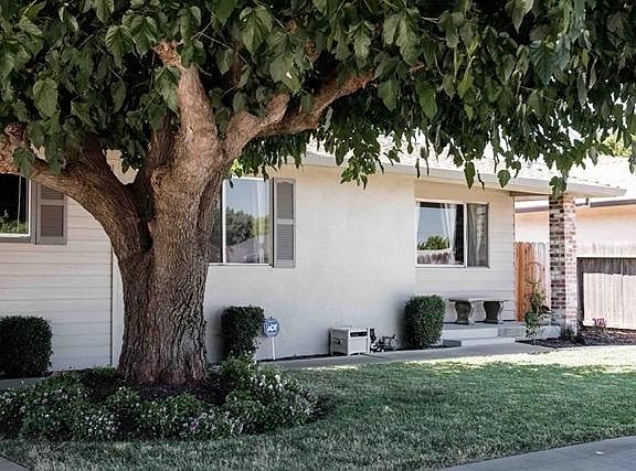 2nd image of 1812 Mariposa Way