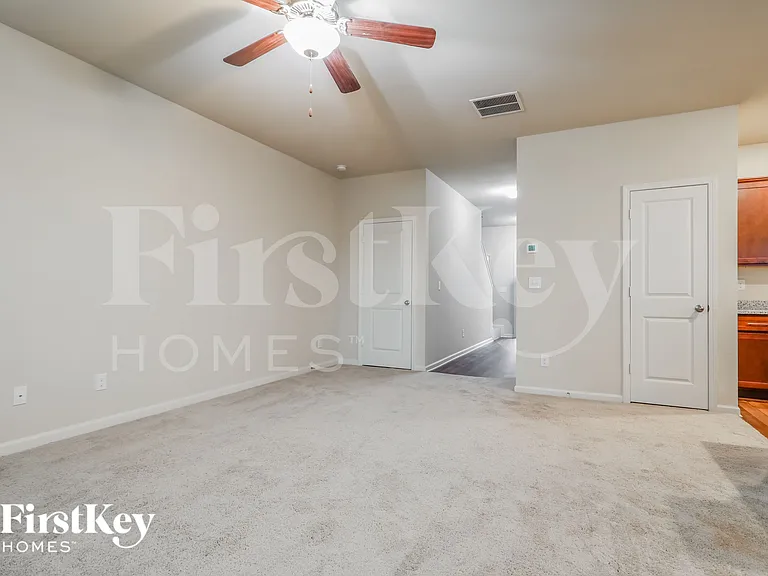 323 Darling Ln — Photo 3