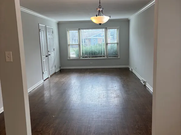 472 Northgate Ct #1, Riverside, IL 60546