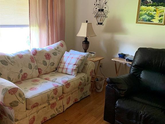 2nd image of 304 Bryanwood St