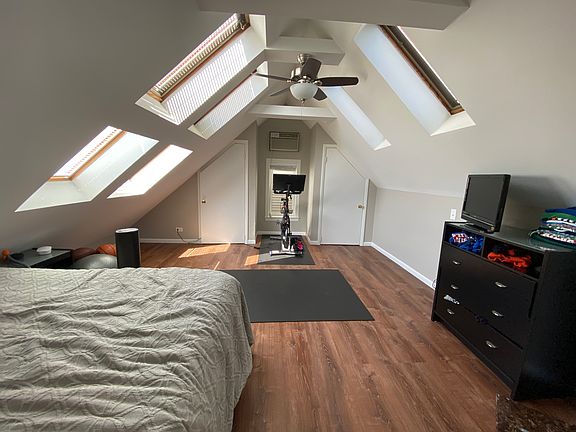 2nd image of 1320 N Hoyne Ave #2