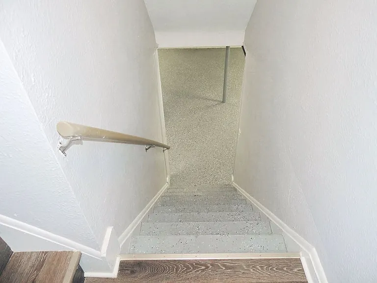 18201 Hazelwood Ave — Photo 12