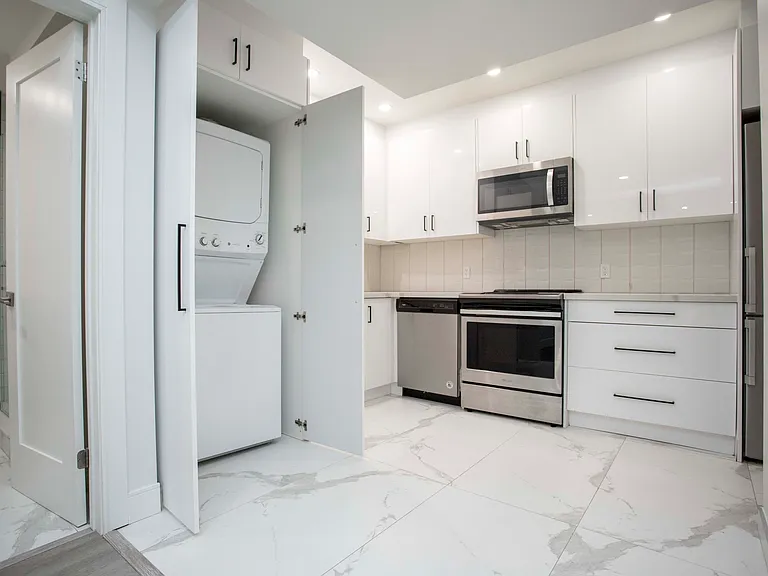 35 Wellington St #2L — Photo 10