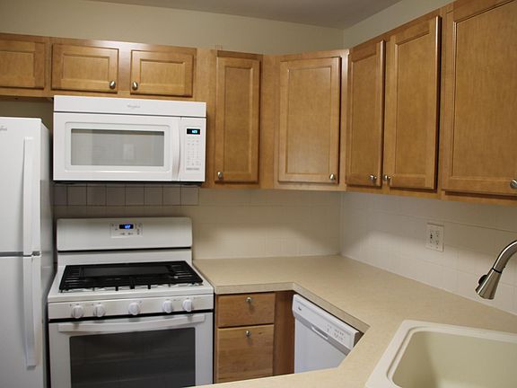 5th image of 9S025 Lake Dr APT 106