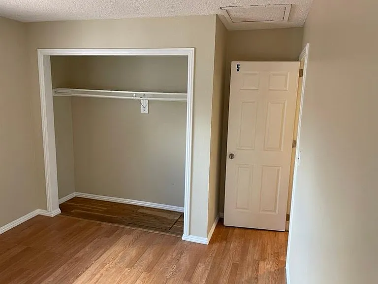 1260 Glacier Dr #5 — Photo 2