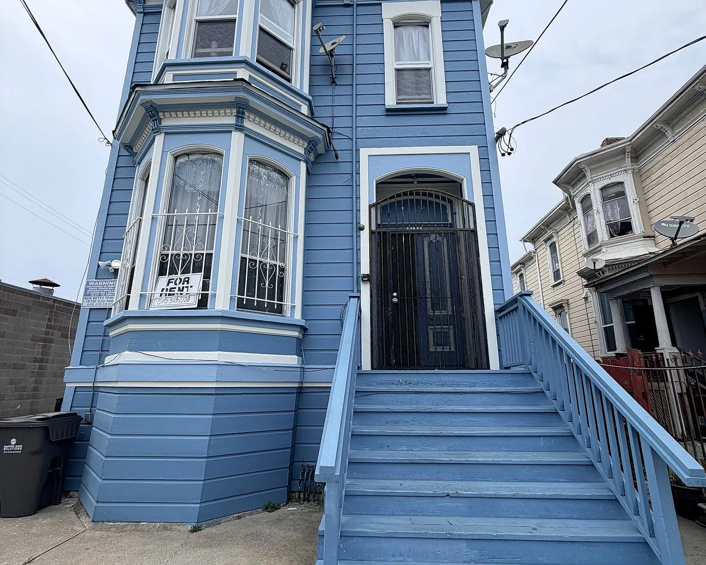 Top-Floor Remodeled 3BD/1BA Victorian Near Lake Merritt + Downtown Oakland w/ Parking — Photo 2