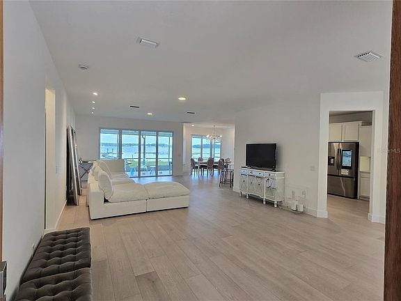 5th image of 560 Eden Dr