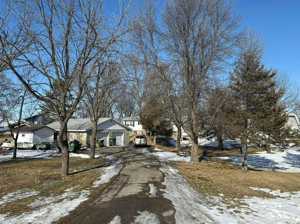1002 S Andrew Dr NE, New London, MN 56273
