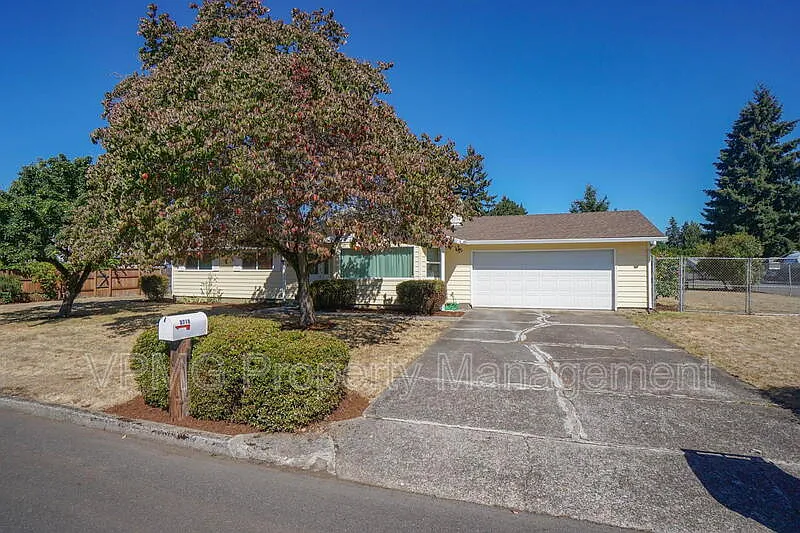 3 bed, 1.5 bath, 1174 sqft, $2,695 — Photo 4