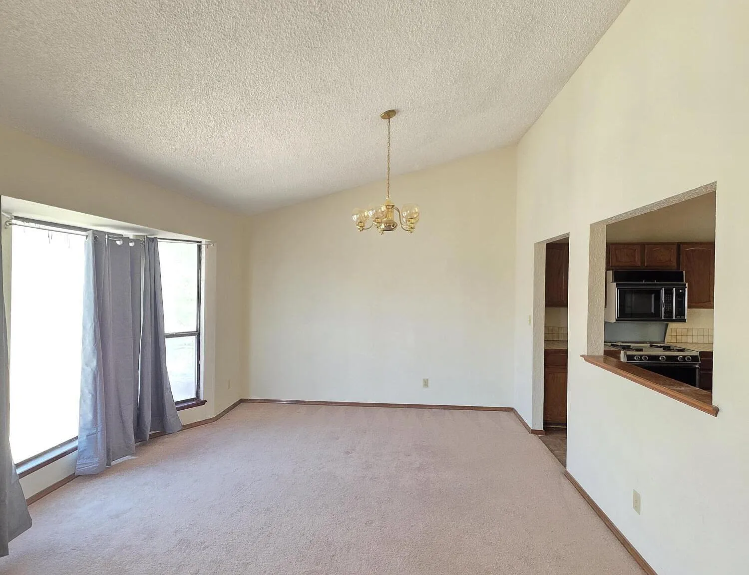 3 bed, 2.0 bath, 1368 sqft, $1,800 — Photo 3