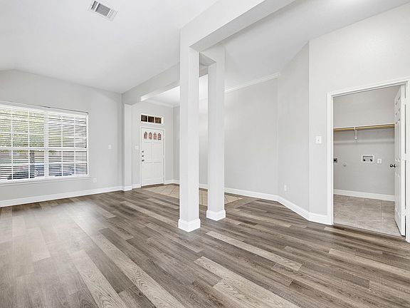 3rd image of 5122 Willow Bend Ln