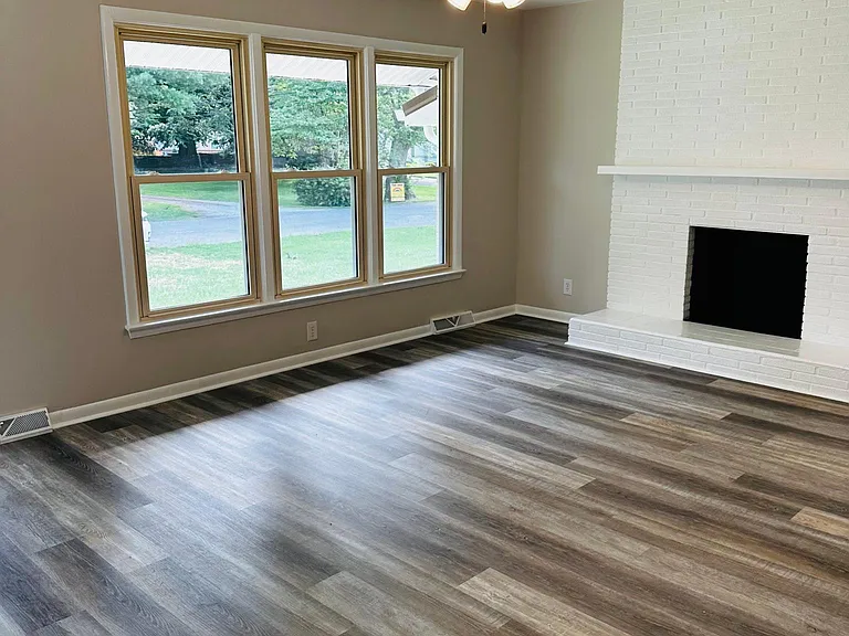 114 Logan Ave — Photo 6