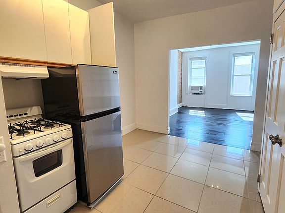 2nd image of 1452 2nd Ave APT 10
