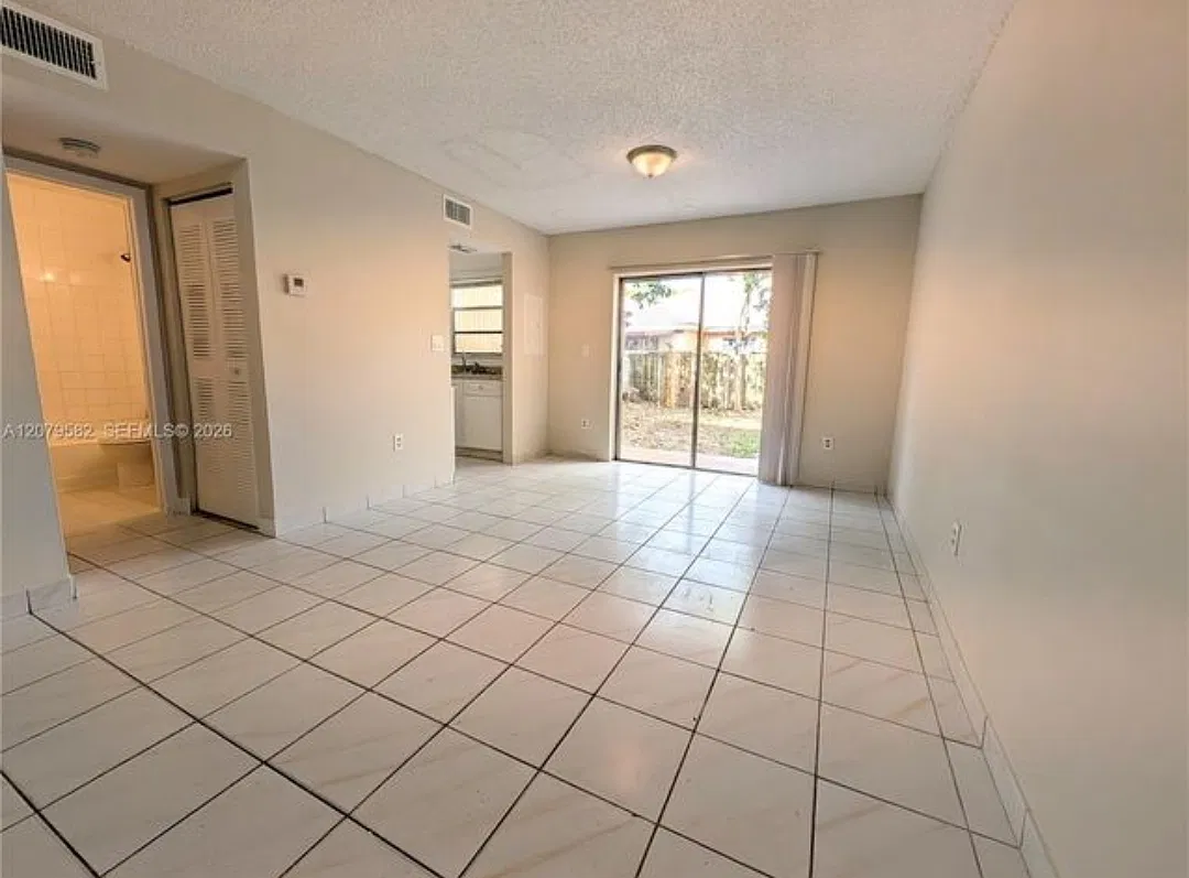 3 bed, 1232 sqft, $1,990 — Photo 4