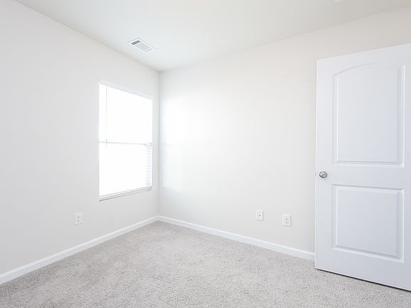 3rd image of 121 Colonial Walk