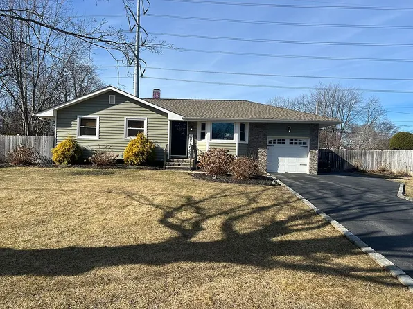 14 Heron Ln, Commack, NY 11725