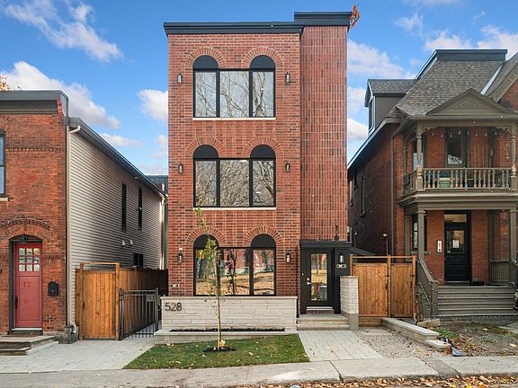2nd image of 528 Maclaren St #1-Bedroom