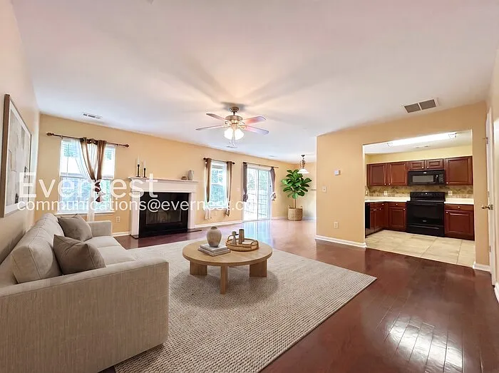 2395 Mayfair Dr — Photo 2