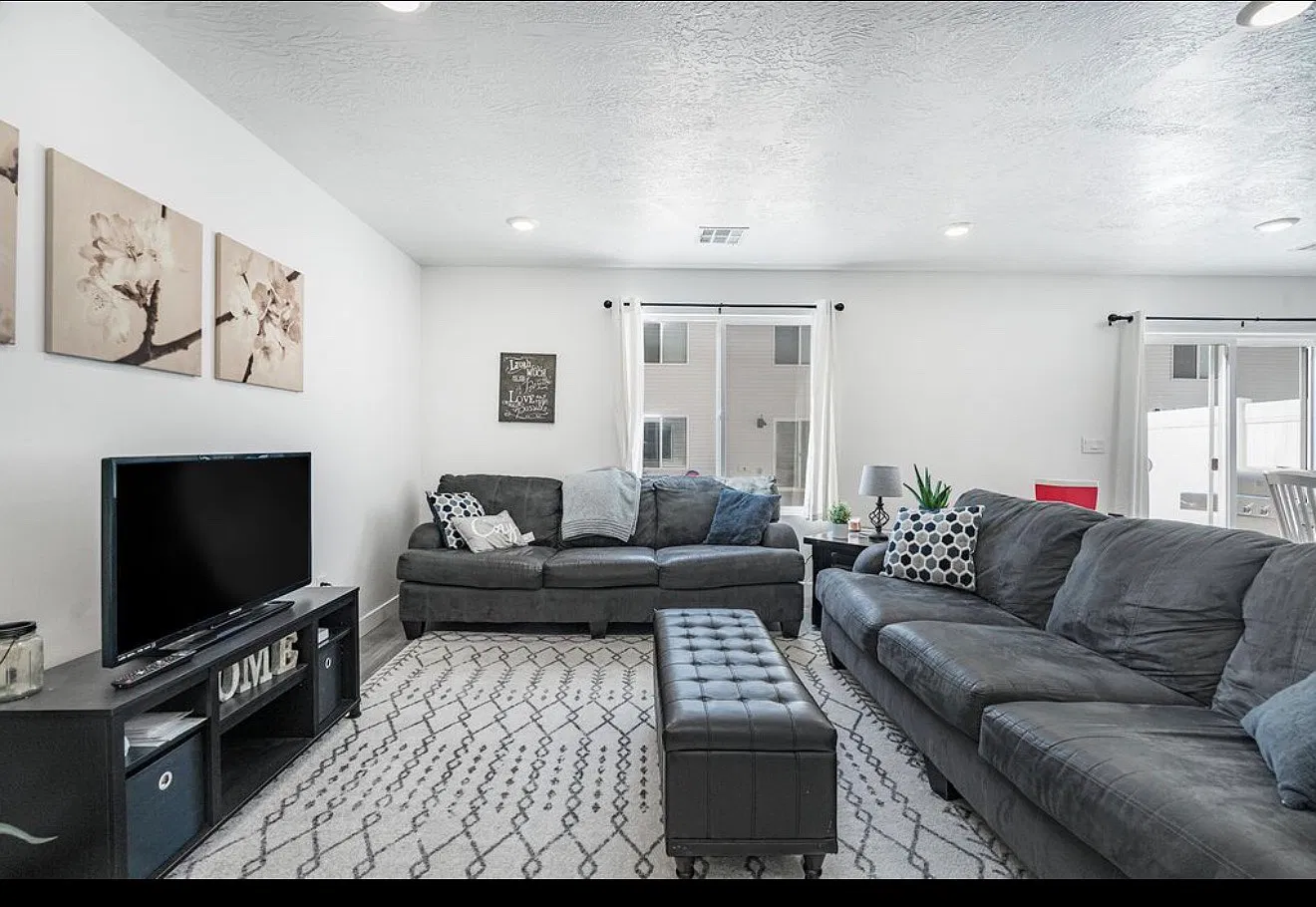 4 bed, 2.5 bath, 1635 sqft, $1,900 — Photo 3