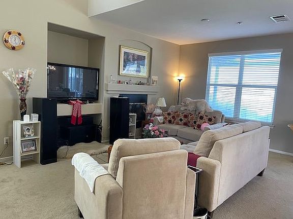 4th image of 823 Silver Dr